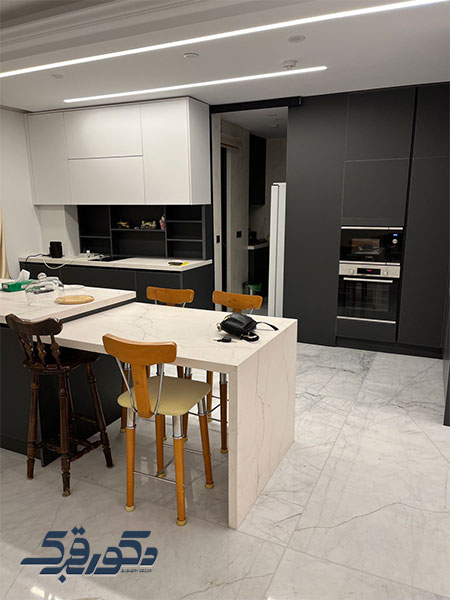 نمونه کار کابینت آشپزخانه هایگلاس سفید و مشکی